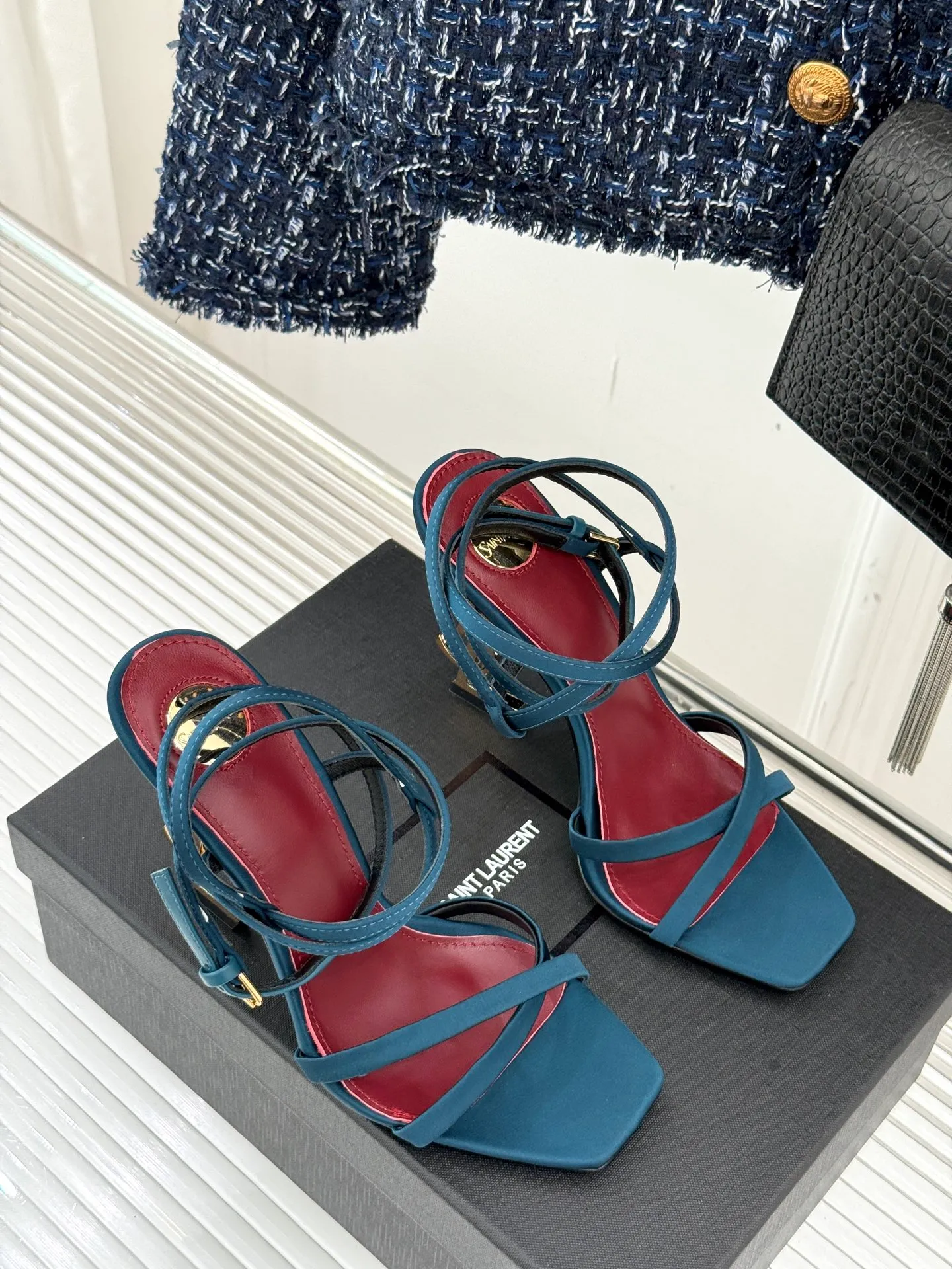👟👟Ex-factory price 600👟👟 Saint Lauren*YSL Saint Laurent classic spring and summer letter heel cross-strap high-heeled sandals. High-heeled shoes that are suitable for both men and women. I love them. They are indeed the brand that understands women best. They are sold out as soon as they are new‼ ️ Especially the side lines are designed to be smooth, natural and slimming, making the whole pair of shoes layered and feminine. No matter what your usual style is, you must try it! The upper is made of imported cow patent leather, the lining is mixed sheepskin, and the Italian genuine leather outsole Heel height: 10.5cm Size: 35-39 (34/40/41 customized)